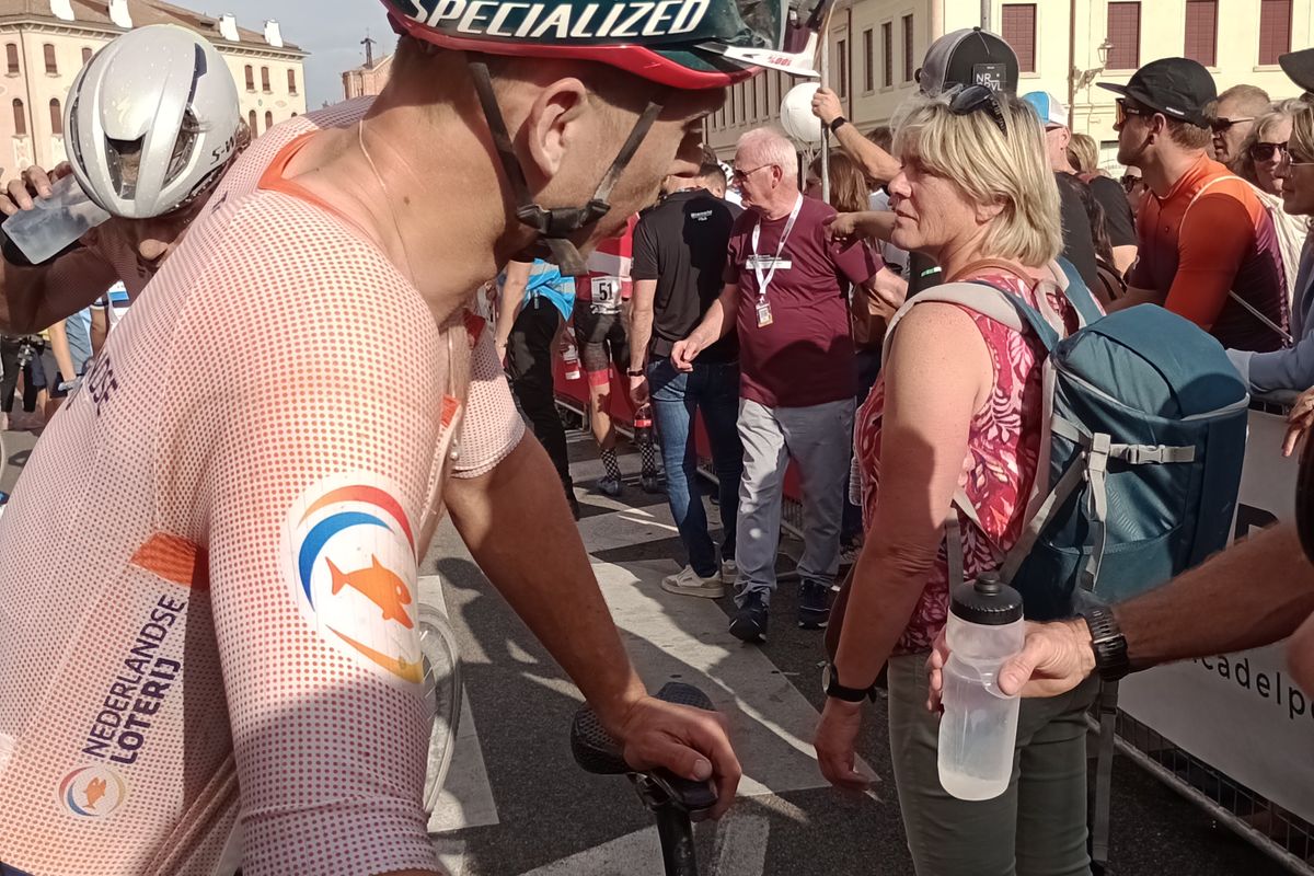 Schelling was forced to do a "Dumoulin" at the World Gravel Championships: "My stomach doesn't handle all that sugar well"