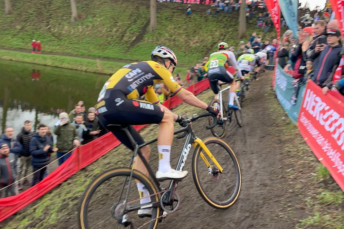 Van Aert on booing towards Van der Poel: "Something must have happened, Mathieu can normally control himself well"