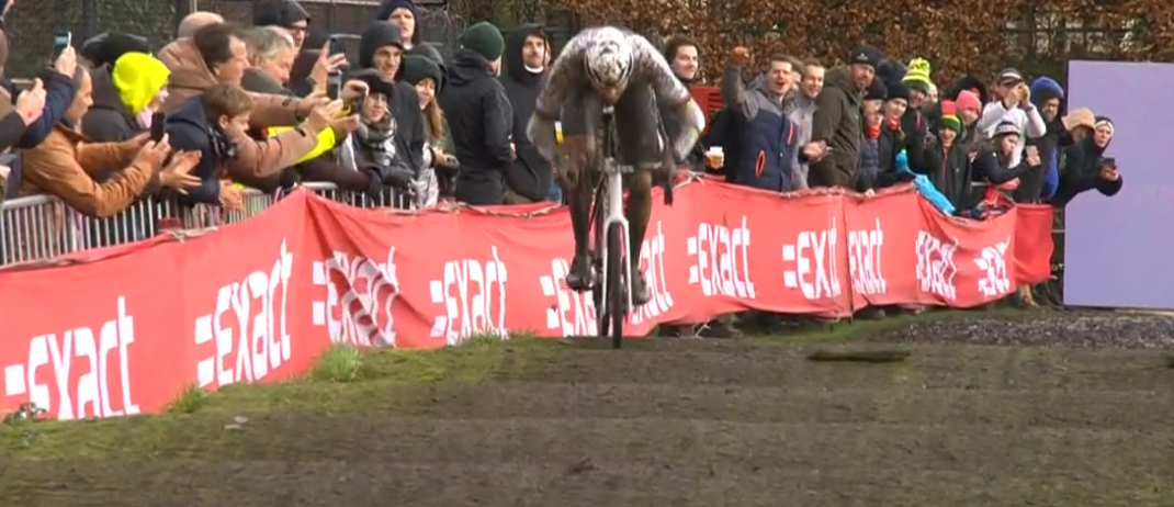 Van der Poel reigns supreme in old-school mud cyclo-cross, achieving a perfect 6 win sweep in Loenhout